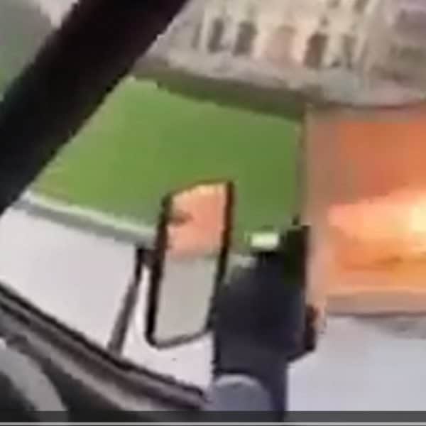 (VIDEO) Spalio Kur'an na ulici, pa ga žena pojurila i prevrnula na autoputu