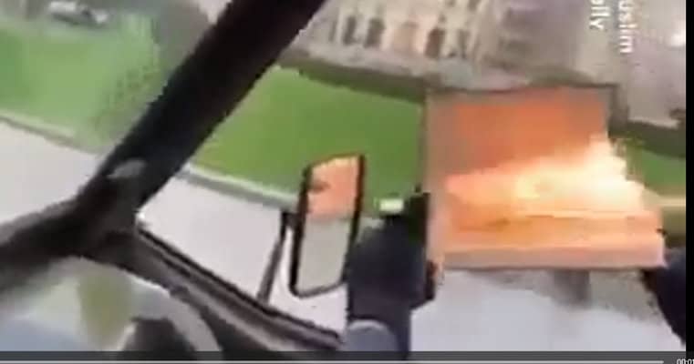 (VIDEO) Spalio Kur'an na ulici, pa ga žena pojurila i prevrnula na autoputu