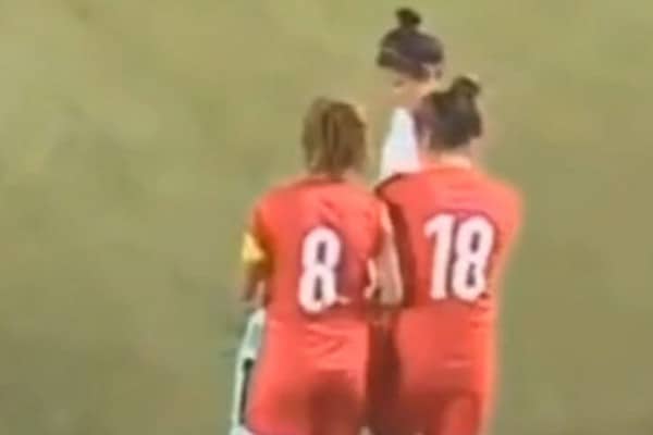 (VIDEO) Lekcija o poštovanju drugih: Fudbalerki se pomjerio hidžab, protivnice odmah reagovale