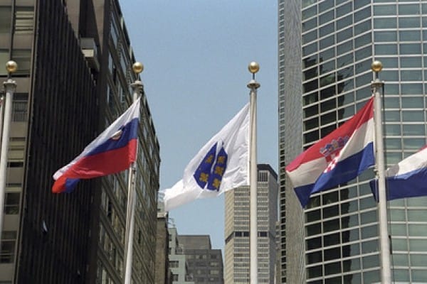 (VIDEO) Podizanje zastave Republike Bosne i Hercegovine ispred UN-a na ...