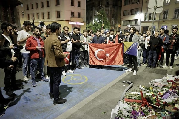 Građani koji u Sarajevu slave Erdoganovu pobjedu, zaustavili se na Marijin-Dvoru i odali počast Azri Spahić