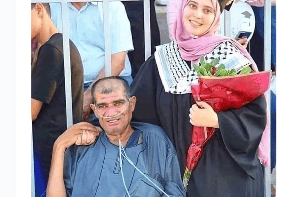 Slika dana: Bolesni otac došao na dodjelu diplome svojoj kćerki