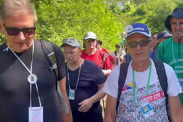 Hadžikadić poručio: Sram vas bilo! Natjerali su učesnike Marša mira da sačekaju da se gospoda uslika