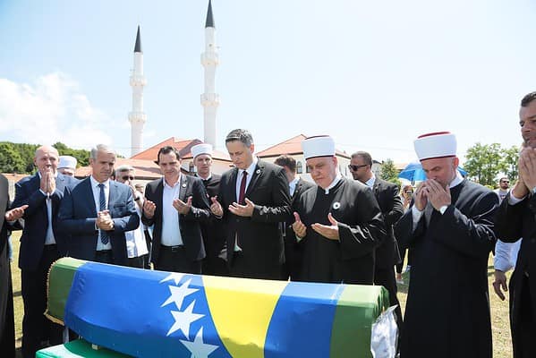 Klanjana kolektivna dženaza žrtvama iz Prijedora i…