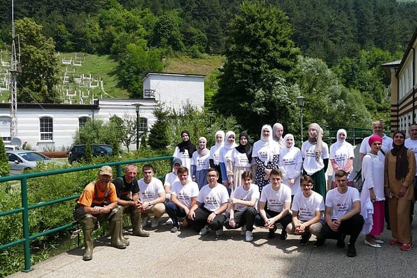 Lijepa priča iz Travnika: Mladi očistili korito Lašve i podijelili edukativne letke s ciljem podizanja svijesti građana