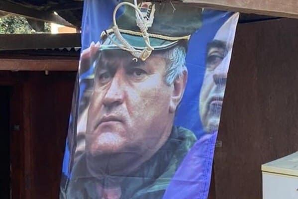 Ženska osoba u Ulcinju okačila sliku Ratka Mladića, podnešena i krivična prijava