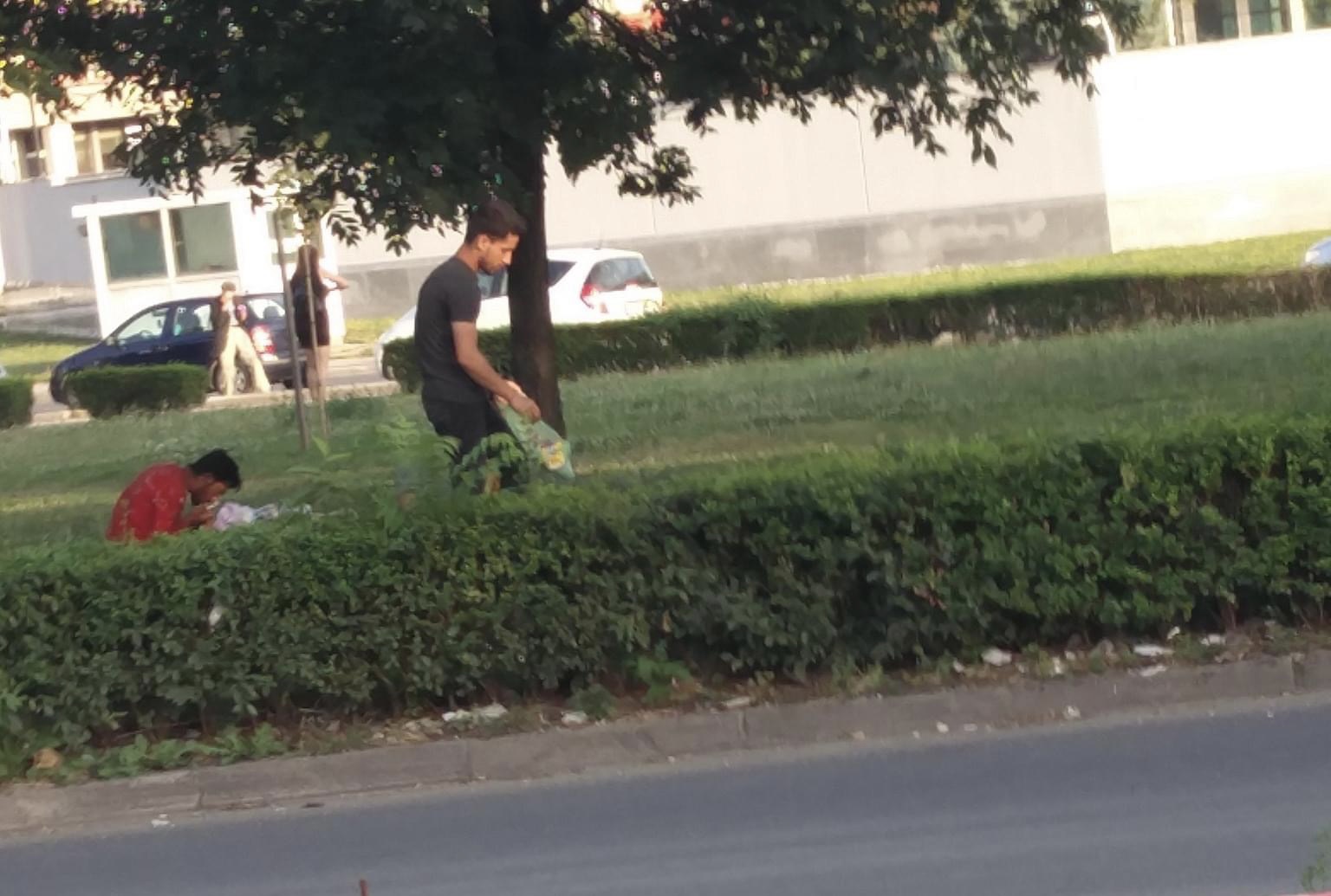 Lijep primjer iz Sarajeva: Jedan migrant klanja, a drugi sakuplja smeće po parku