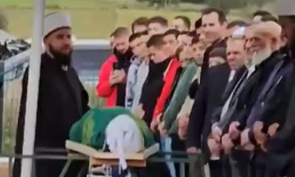 (VIDEO) Poslušajte govor hafiza Esada dok predvodi dženazu za svog sina koji se utopio u Ulcinju