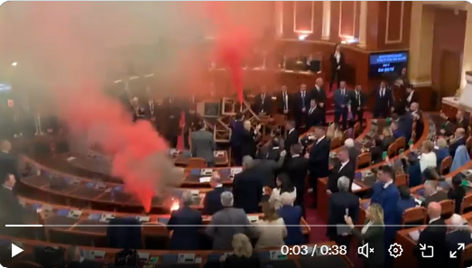 (VIDEO) Sjednica albanskog Parlamenta prekinuta, opozicija bacala dimne bombe