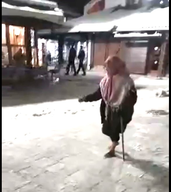 (VIDEO) Prosi na snijegu bosa, naljuti se ako joj ponudite obuću.