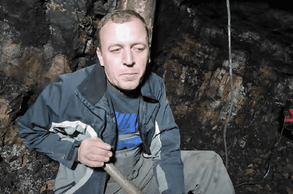 Nakon što je radio 11 godina u jami, Salih je odlučio kupiti rudnik