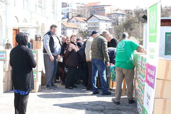 Islamska zajednica Sarajevo: Podijeljeni ramazanski paketi i bonovi 