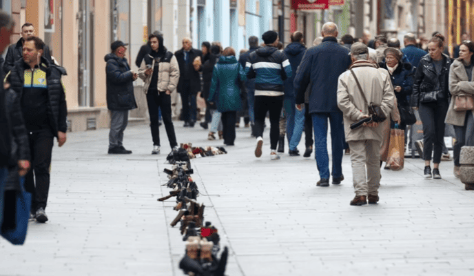 Sarajevo: Cipele u Ferhadiji u znak sjećanja…