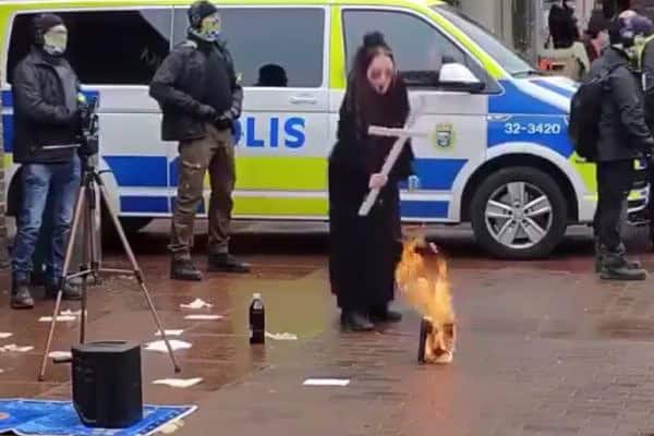 Švedska: Žena spalila Kur’an držeći krst