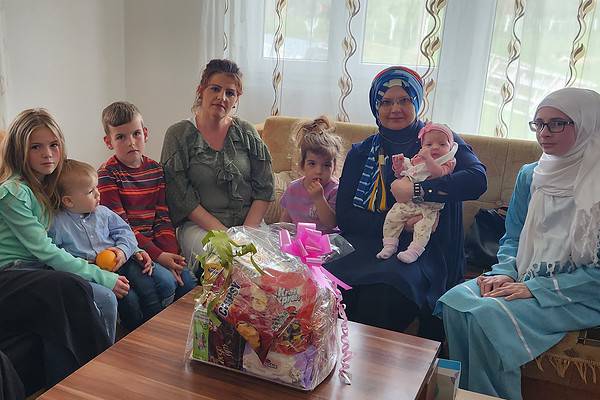Reisul-ulema darovao pet porodica u Bosanskoj krajini