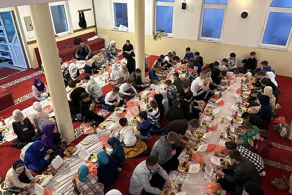 Srebrenica: Organiziran iftar za oko stotinu djece