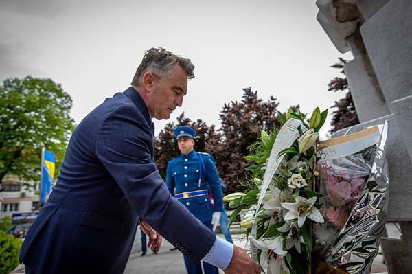 Komšić uputio čestitku povodom Dana zlatnih ljiljana