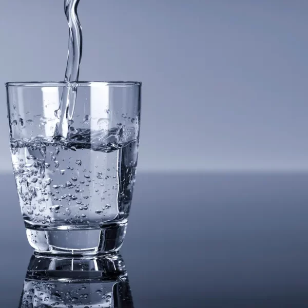 Pijete li svako jutro mlaku vodu? Evo zašto biste trebali