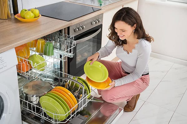 Kako temeljno očistiti perilicu za suđe i…