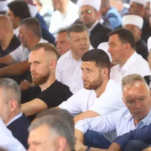 Jusuf Nurkić i Džanan Musa na dženazi žrtvama genocida u Srebrenici