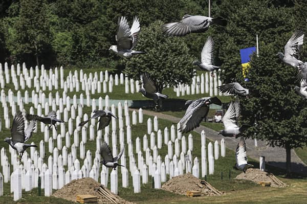 Let za žrtve genocida: U Potočarima pušteno blizu 320 golubova mira