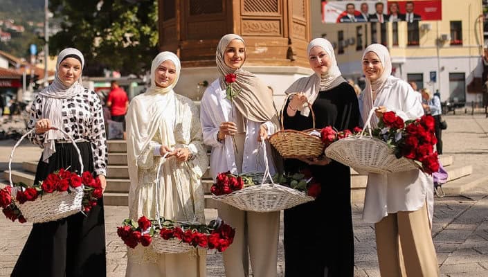 Aktivistice Mreže mladih podijelile su danas 571 ružu