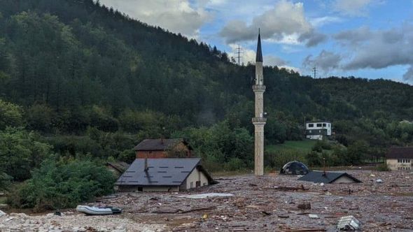 Supruga imama iz poplavljene džamije: Plivala sam sa djetetom do munare