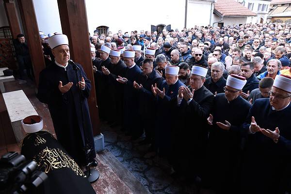 Rijeka ljudi na dženazi hafizu Spahiću: Bio je utjeha uplakanom