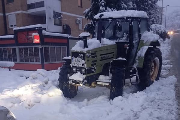 Snježne nepogode: Zavidovićanin traktorom besplatno prevozi sugrađane