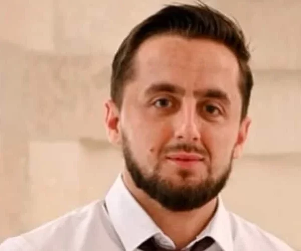 Adnan je radio kao domar u kampusu gdje se desila pucnjava, pokušao spasiti ženu