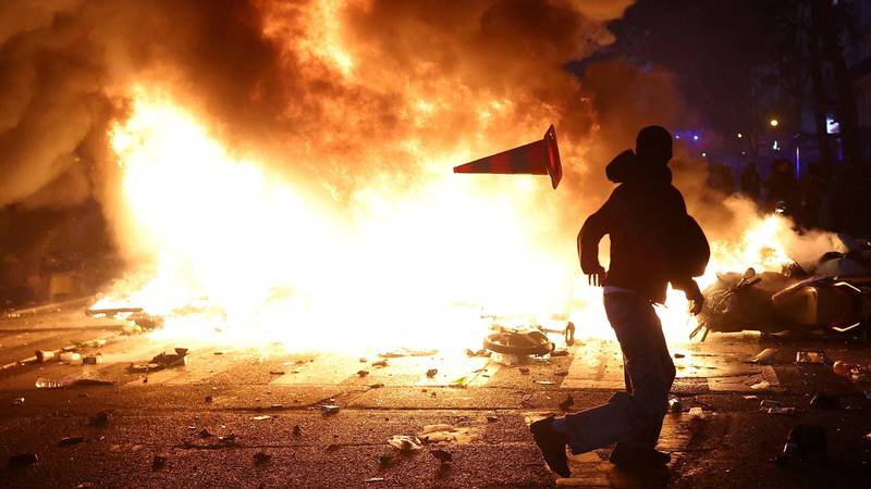 Francuske vlasti uvele noćni policijski sat u dijelovima Pariza i drugim gradovima nakon nereda