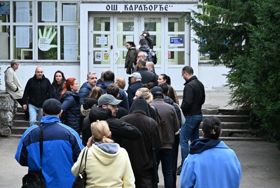 Velike gužve na biračkim mjestima u Beogradu i Novom Sadu prije otvaranja birališta