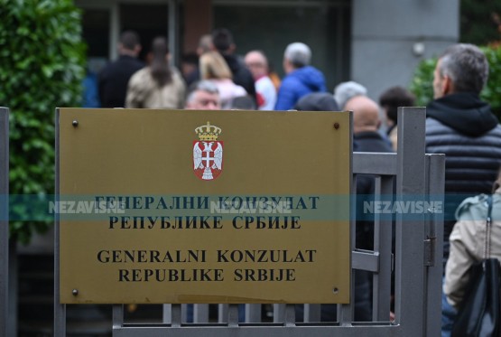 Redovi ispred Konzulata Srbije u Banjaluci: Građani čekaju da glasaju