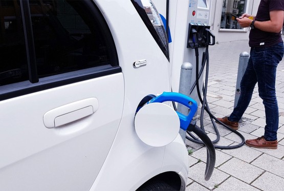 Velika Britanija razmatra podsticaje za proizvođače električnih vozila