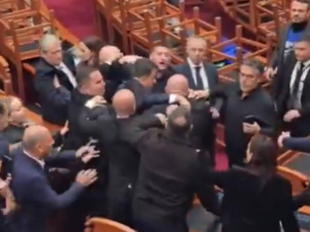 Haos u albanskom parlamentu: Zastupnici se sukobili tokom sjednice