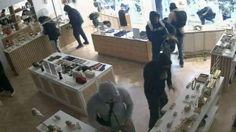 Lopovi upali u zlatarnicu u Lyonu tokom nereda, vlasnica sve gledala uživo