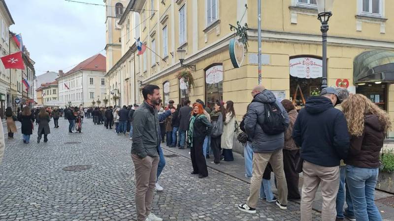 Velike gužve pred srpskim veleposlanstvom u Ljubljani: birači čekaju satima i plešu kolo