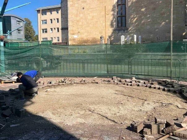 Uklonjena fontana na Trgu Džemaludina Čauševića u Bihaću zbog devastacije i sigurnosnog rizika